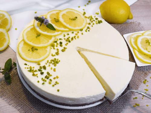 Zitronen-Käse Kuchen mit weißer Schokolade -Anrichten-ballesworld