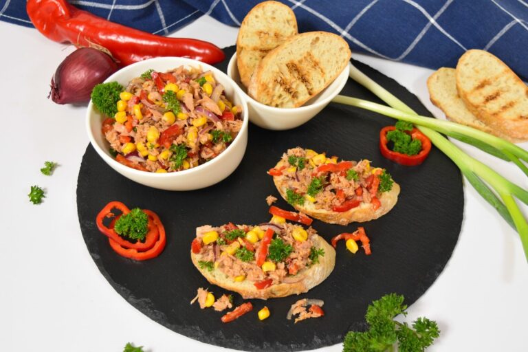 Bruschetta mit Thunfisch und Mais-Anrichten-ballesworld