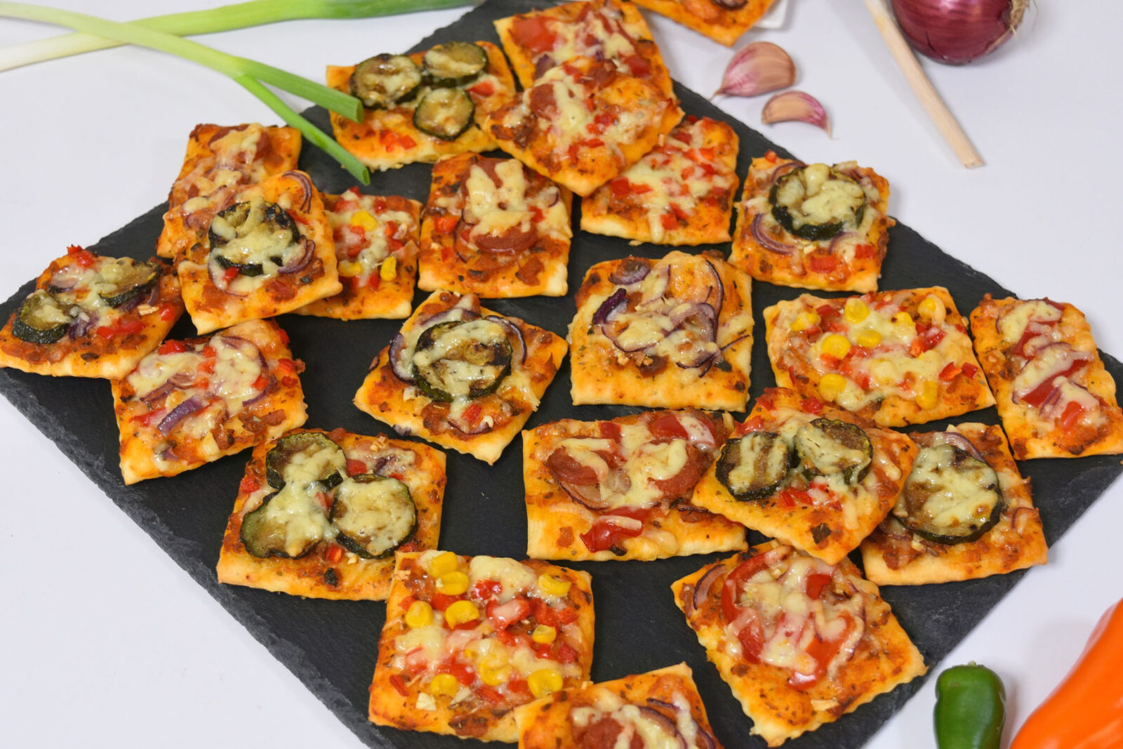 Pizza Häppchen mit buntem Belag