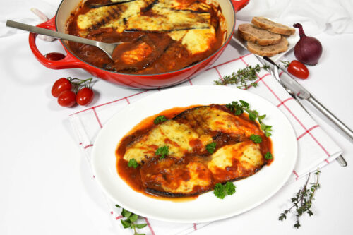 Auberginen in Tomaten-Kräuter-Soße-Anrichten-ballesworld