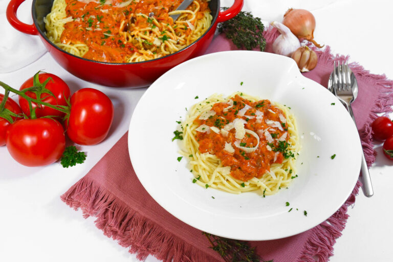 Spaghetti mit Chicorée-Tomaten-Sahne Soße-Anrichten-ballesworld