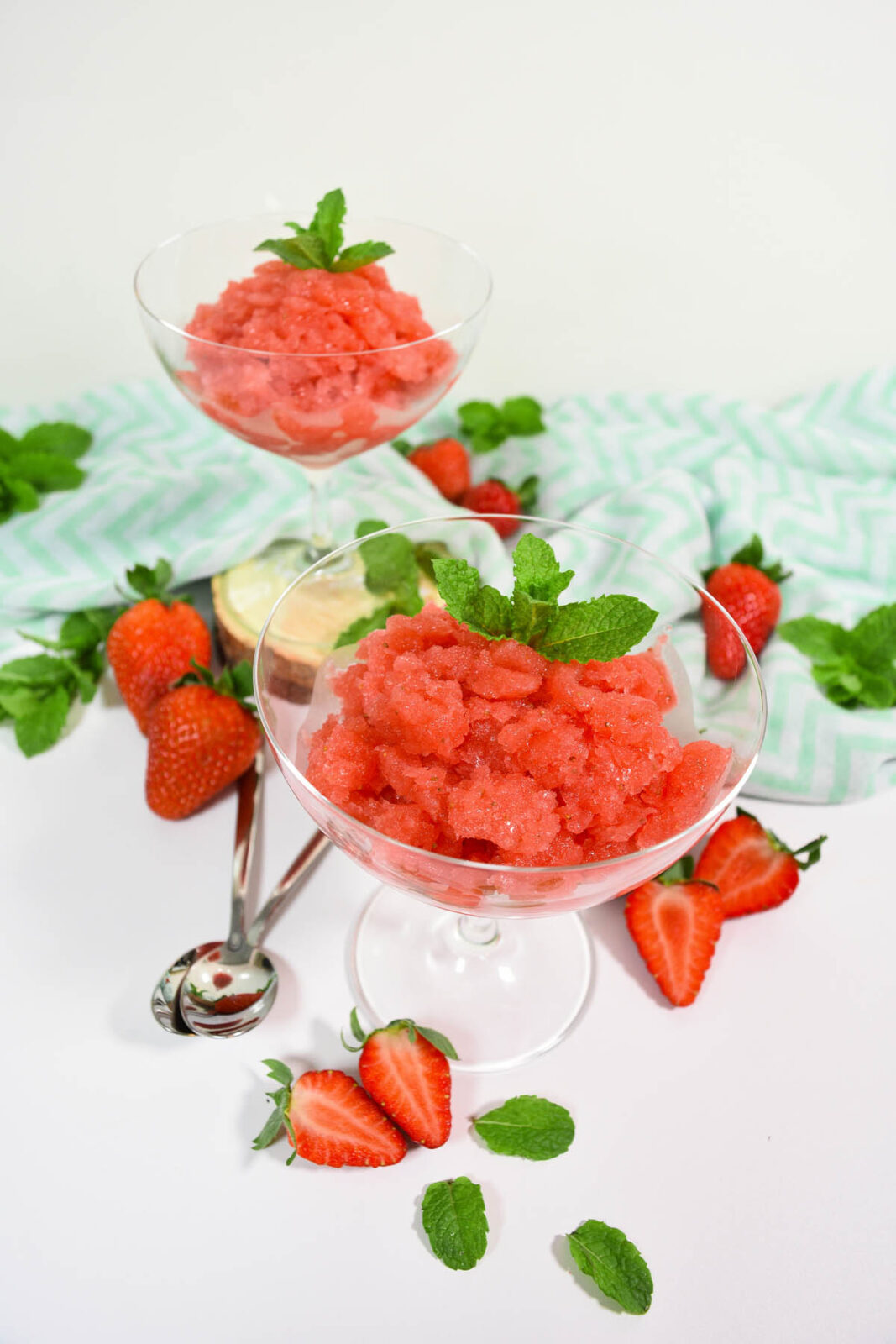 Erdbeer Prosecco Sorbet-Kalte Dessert im Glas-ballesworld