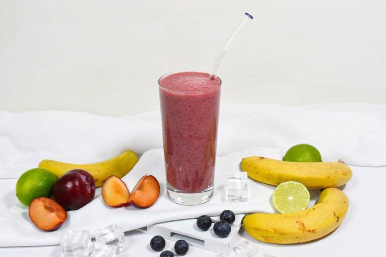 Pflaumen-Banane Smoothie mit Heidelbeeren-Anrichten-ballesworld