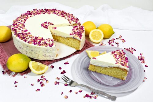 Zitronenkuchen mit Rosenblüten-Anrichten-ballesworld