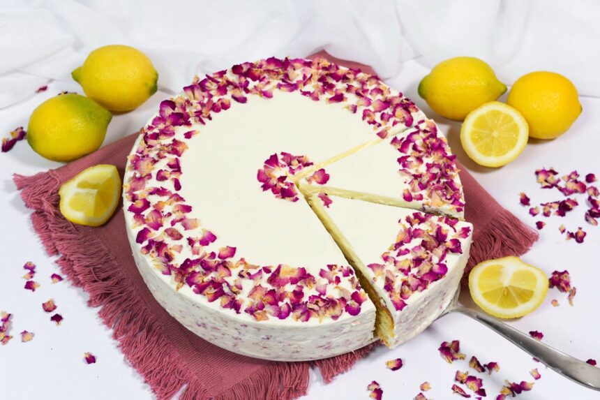 Zitronenkuchen mit Rosenblüten-Rezept-ballesworld