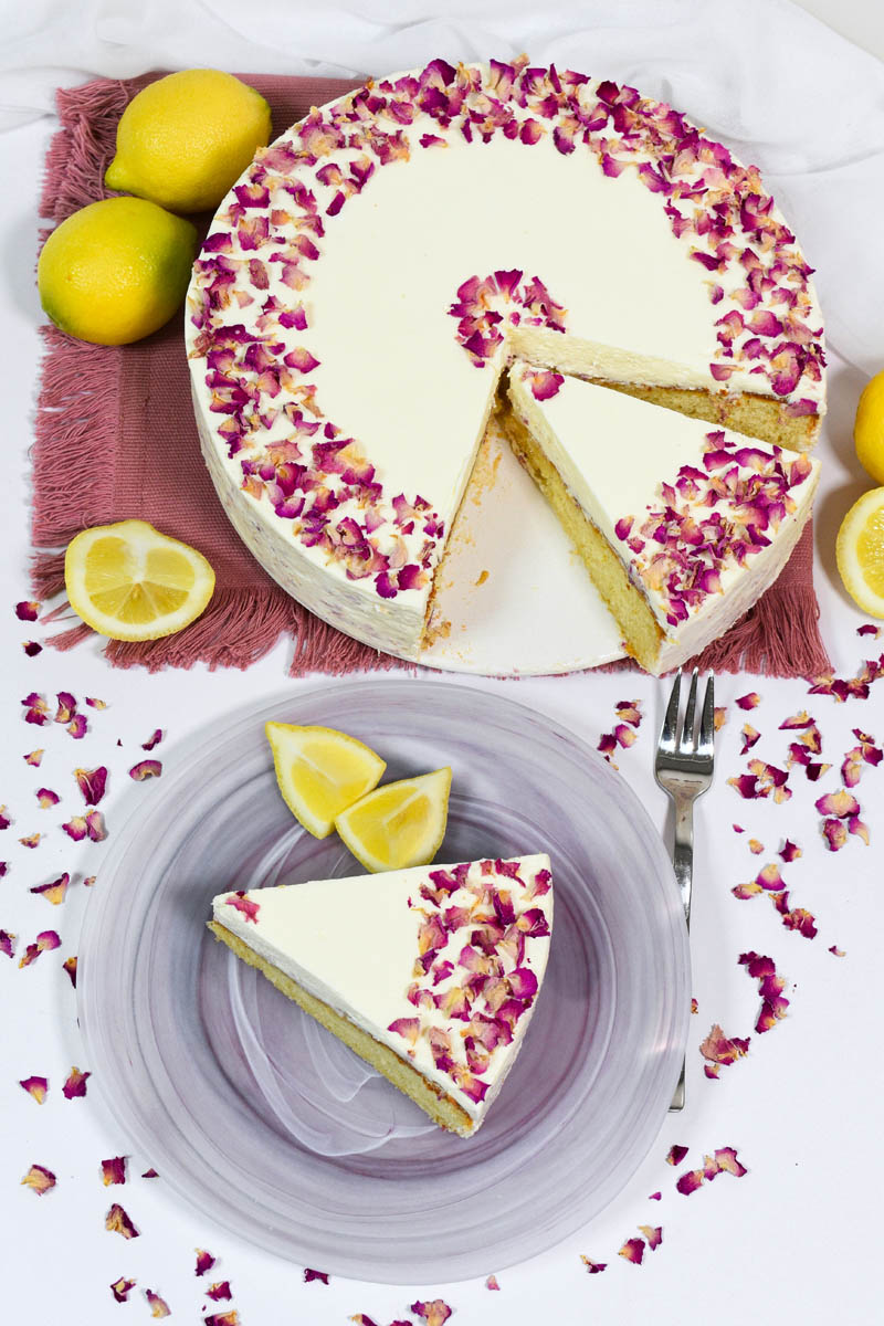 Zitronenkuchen mit Rosenblüten-Torten-ballesworld