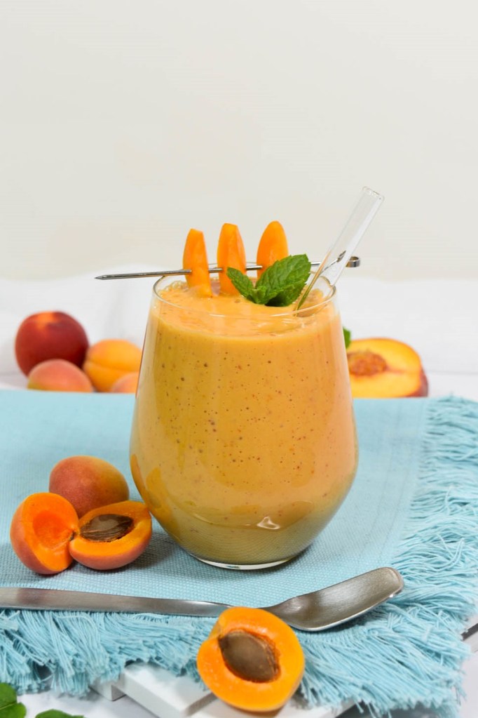 Aprikosen-Pfirsich Drink mit Joghurt-Kalte Getränke-ballesworld