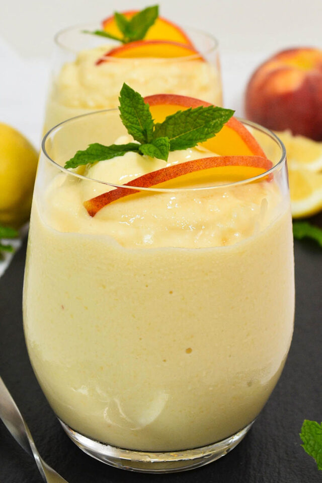 Frozen Yogurt mit Pfirsichen Frozen Yogurt mit Pfirsichen