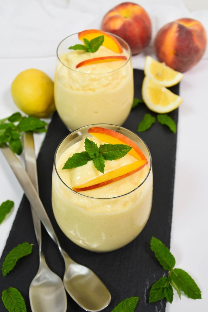 Frozen Yogurt mit Pfirsiche-Sommerdessert-ballesworld