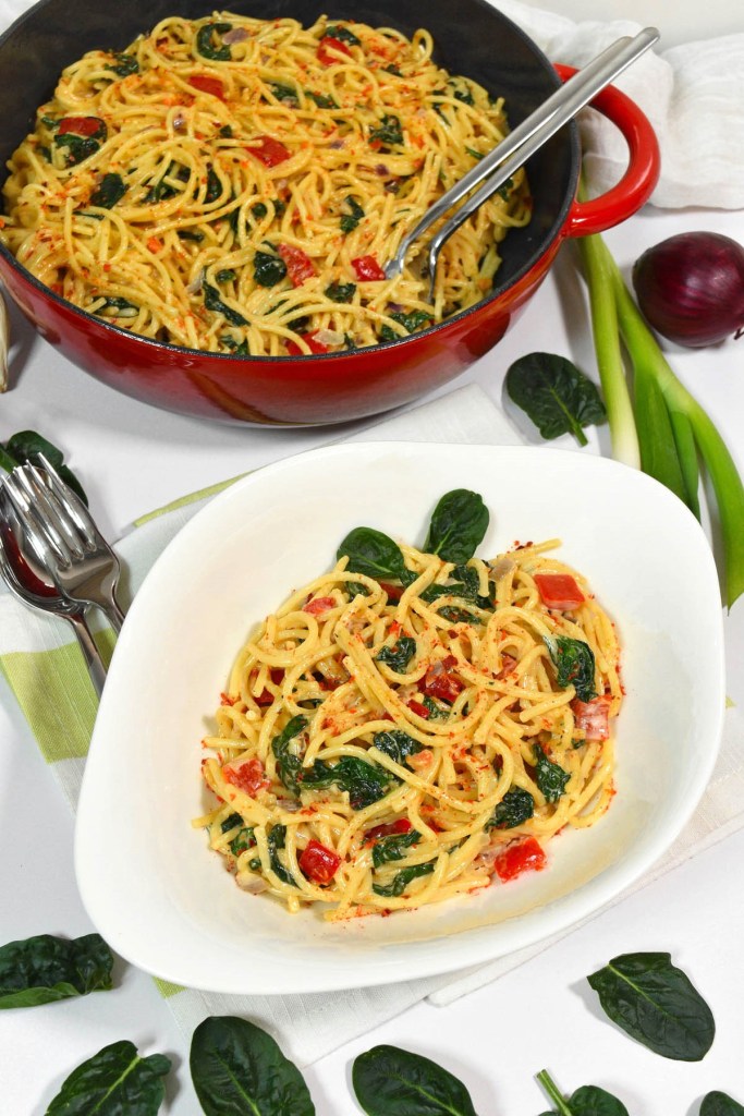 Spaghetti in Käse-Sahne-Soße mit buntem Gemüse-Pasta-ballesworld