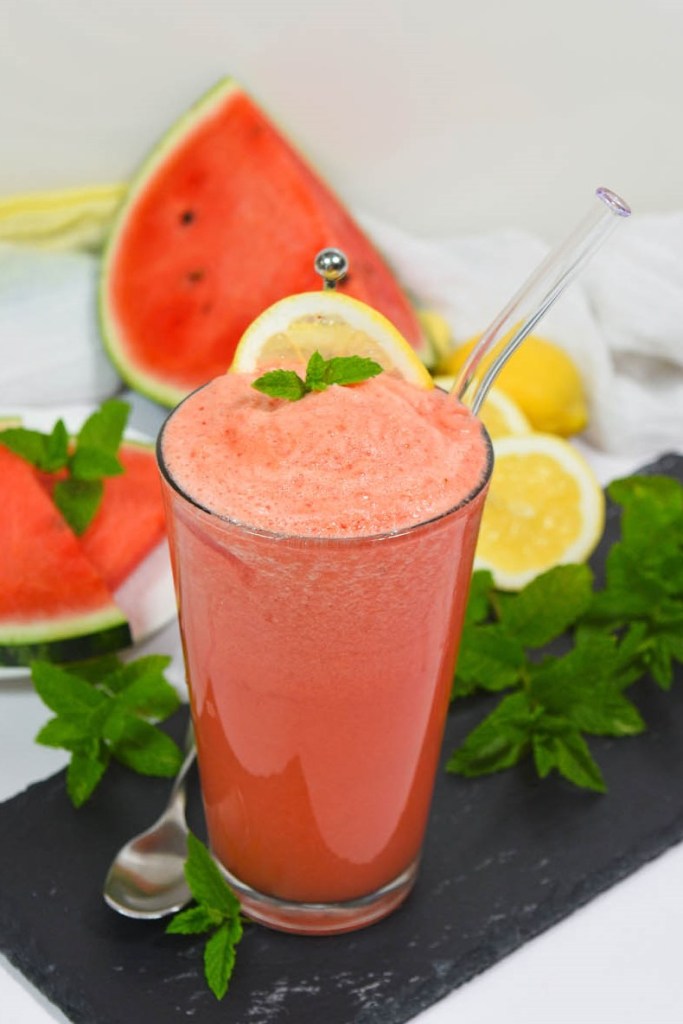Wassermelonen Drink mit Zitroneneis-Alkoholfreie Sommerdrinks-ballesworld