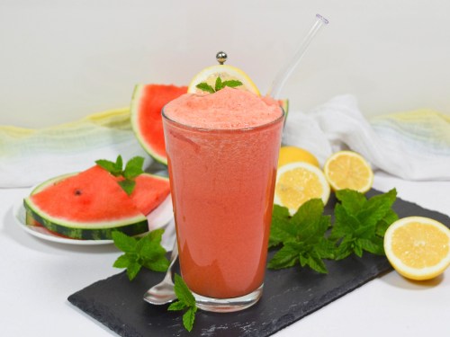 Wassermelonen Drink mit Zitroneneis-Anrichten-ballesworld