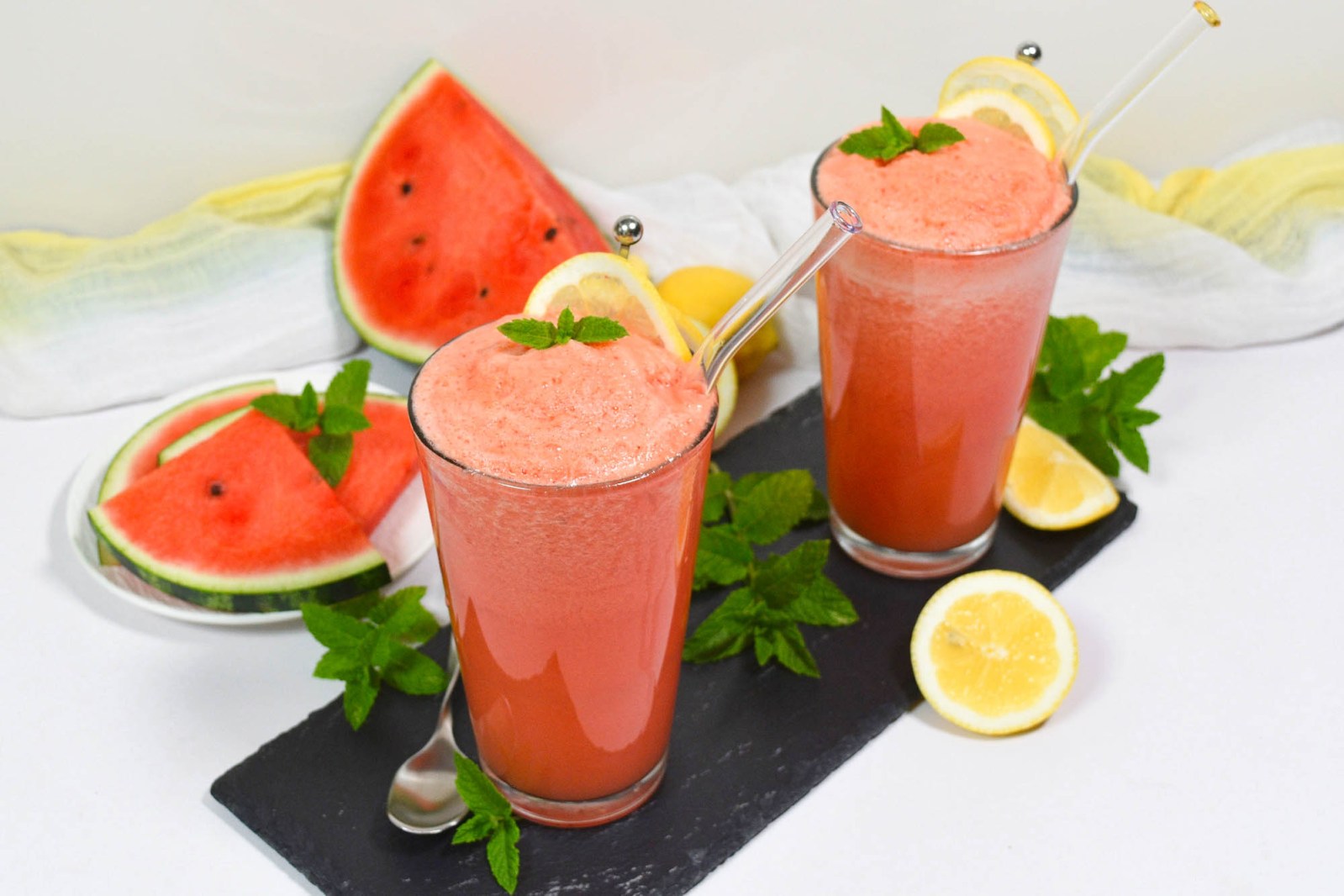 Wassermelonen Drink mit Zitroneneis-Rezept-ballesworld