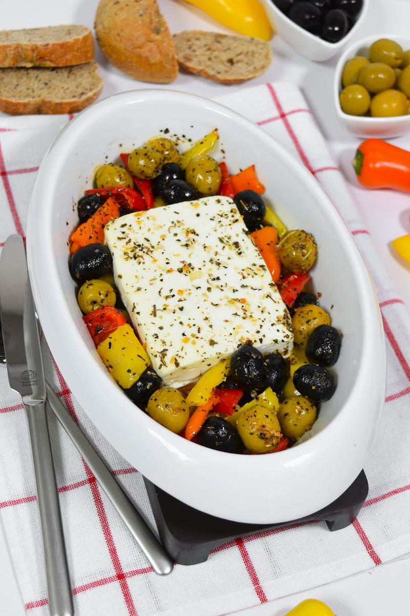 Gebackener Feta mit Oliven und Paprika-Antipasti-ballesworld