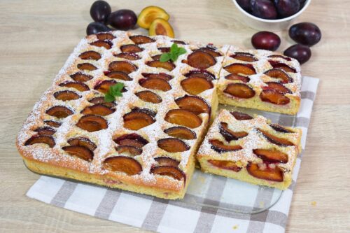 Pflaumenkuchen mit Mandeln und Amaretto-Anrichten-ballesworld