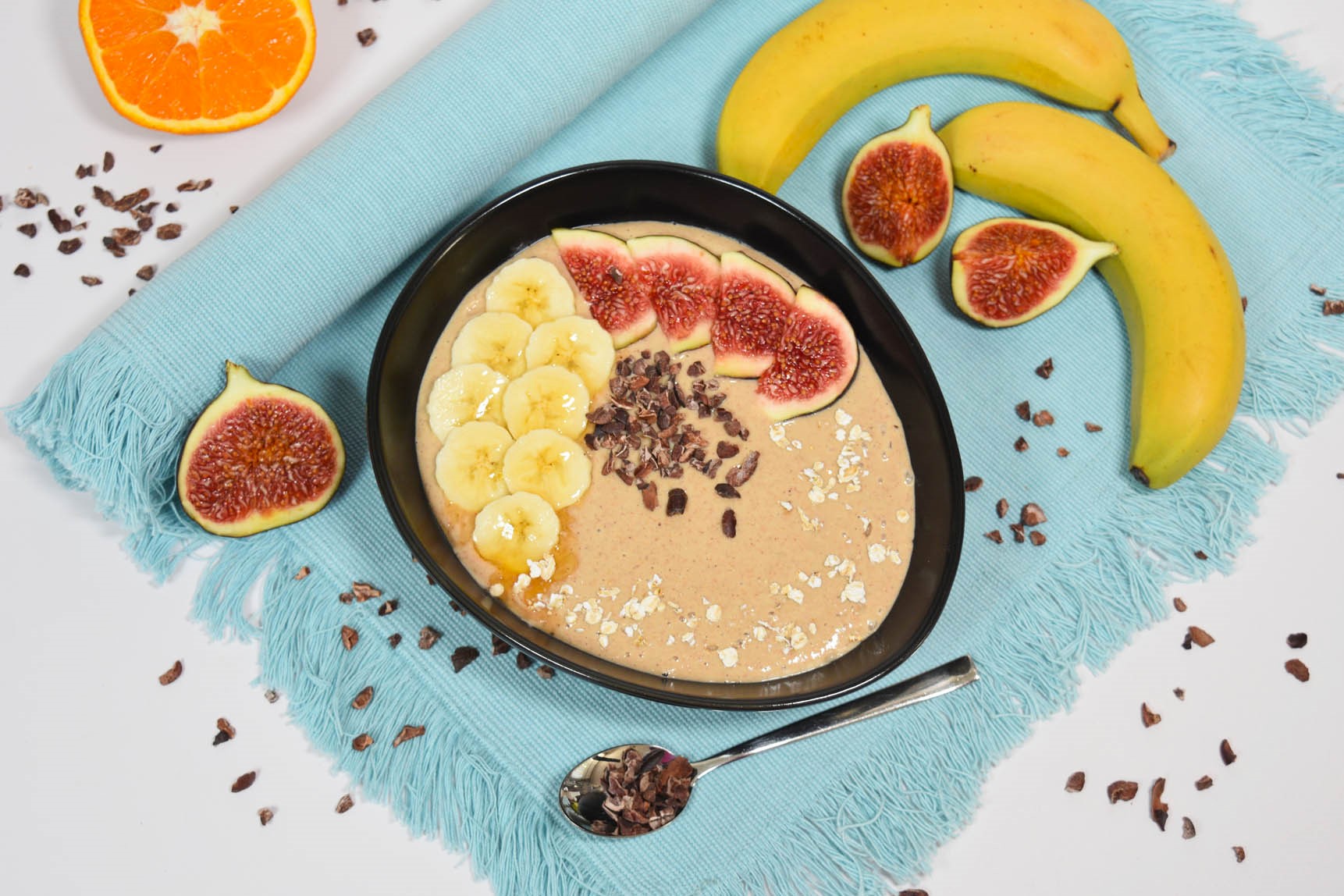 Feigen-Bananen Bowl mit Kakaonibs