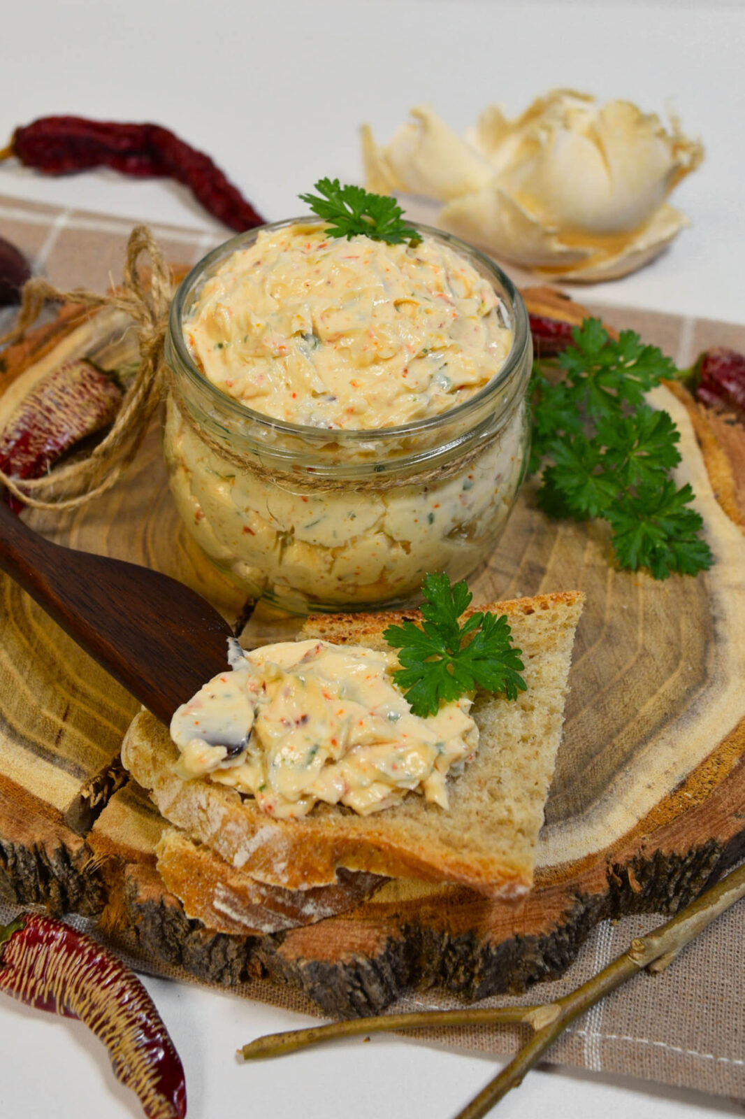 Vegane Kräuterbutter mit Paprikaflocken-Aufstrich-ballesworld