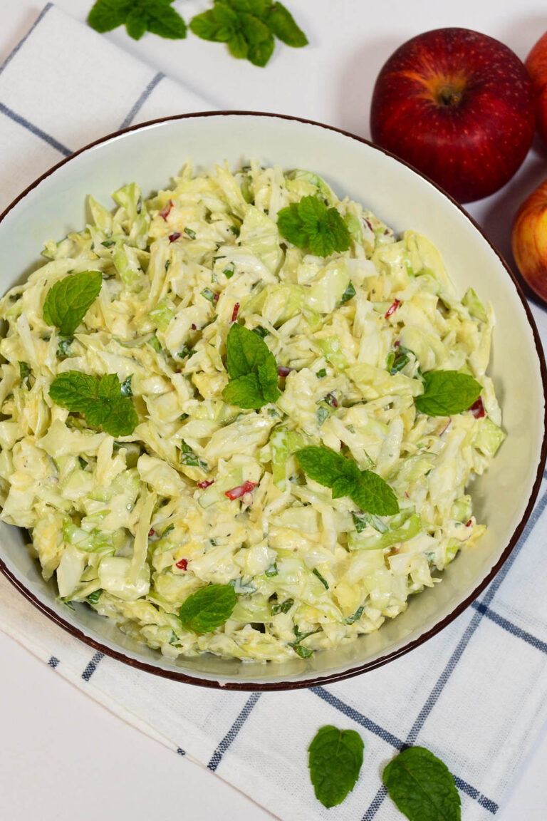 Weißkohl-Apfelsalat mit Walnussdressing Weißkohl-Apfelsalat mit Walnussdressing