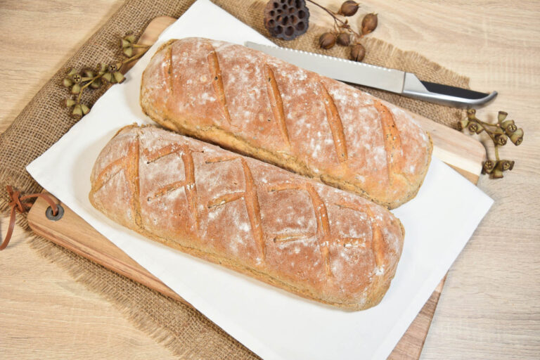 Zweierlei Weizen-Roggen Brot mit Walnussessig-Anrichten-ballesworld