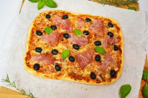 Focaccia-Pizza mit Käse und Oliven-Anrichten-ballesworld