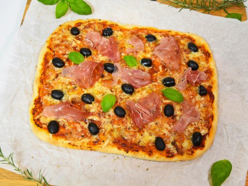 Focaccia-Pizza mit Käse und Oliven-Anrichten-ballesworld