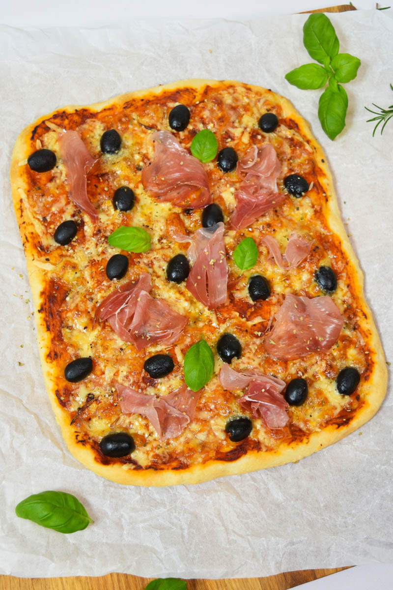 Focaccia-Pizza mit Käse und Oliven-Backen-ballesworld