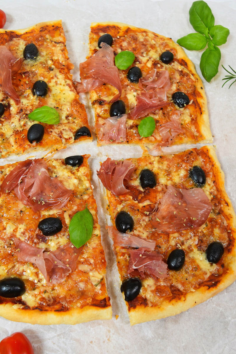 Focaccia-Pizza mit Käse und Oliven-Ofengerichte-ballesworld