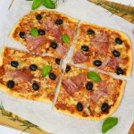 Focaccia-Pizza mit Käse und Oliven-Rezept-ballesworld