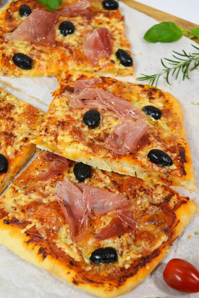 Focaccia-Pizza mit Käse und Oliven-Rezeptideen-ballesworld
