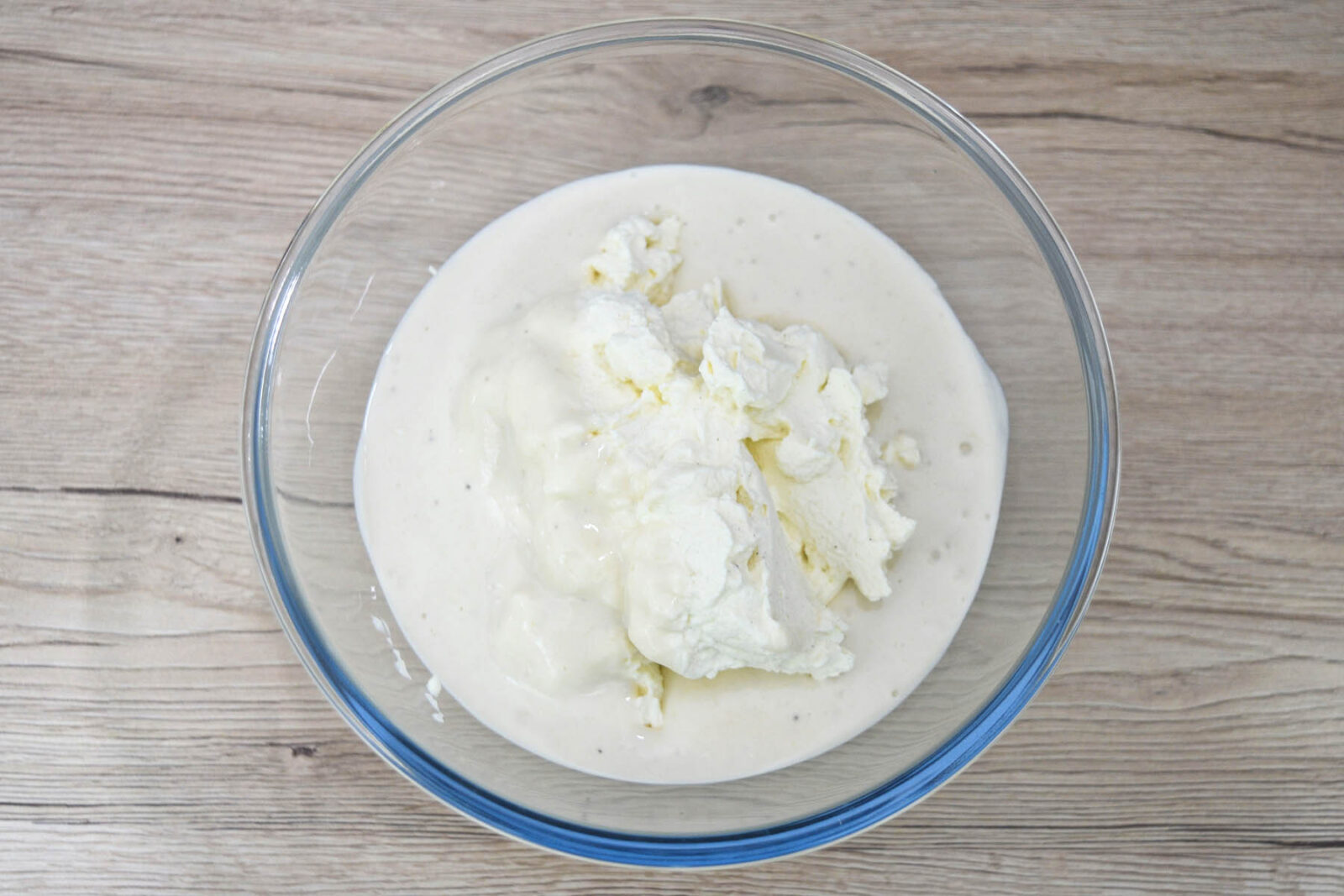Bananen-Quark Creme mit Bananenchips Bananen-Quark Creme mit Bananenchips