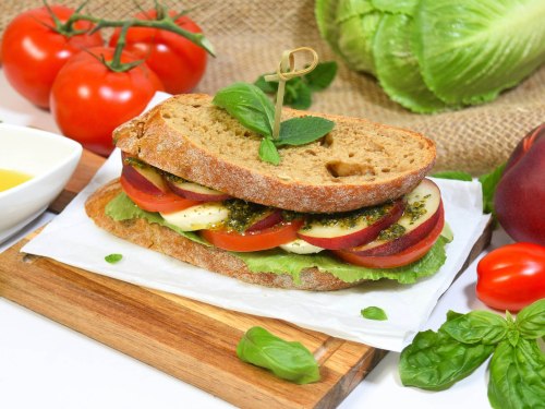 Caprese Sandwich mit aromatischem Pesto-Anrichten-ballesworld