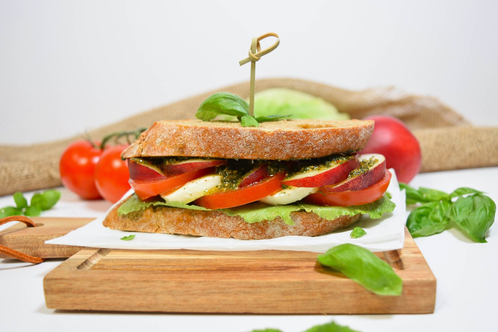 Caprese Sandwich mit aromatischem Pesto-Rezept-ballesworld