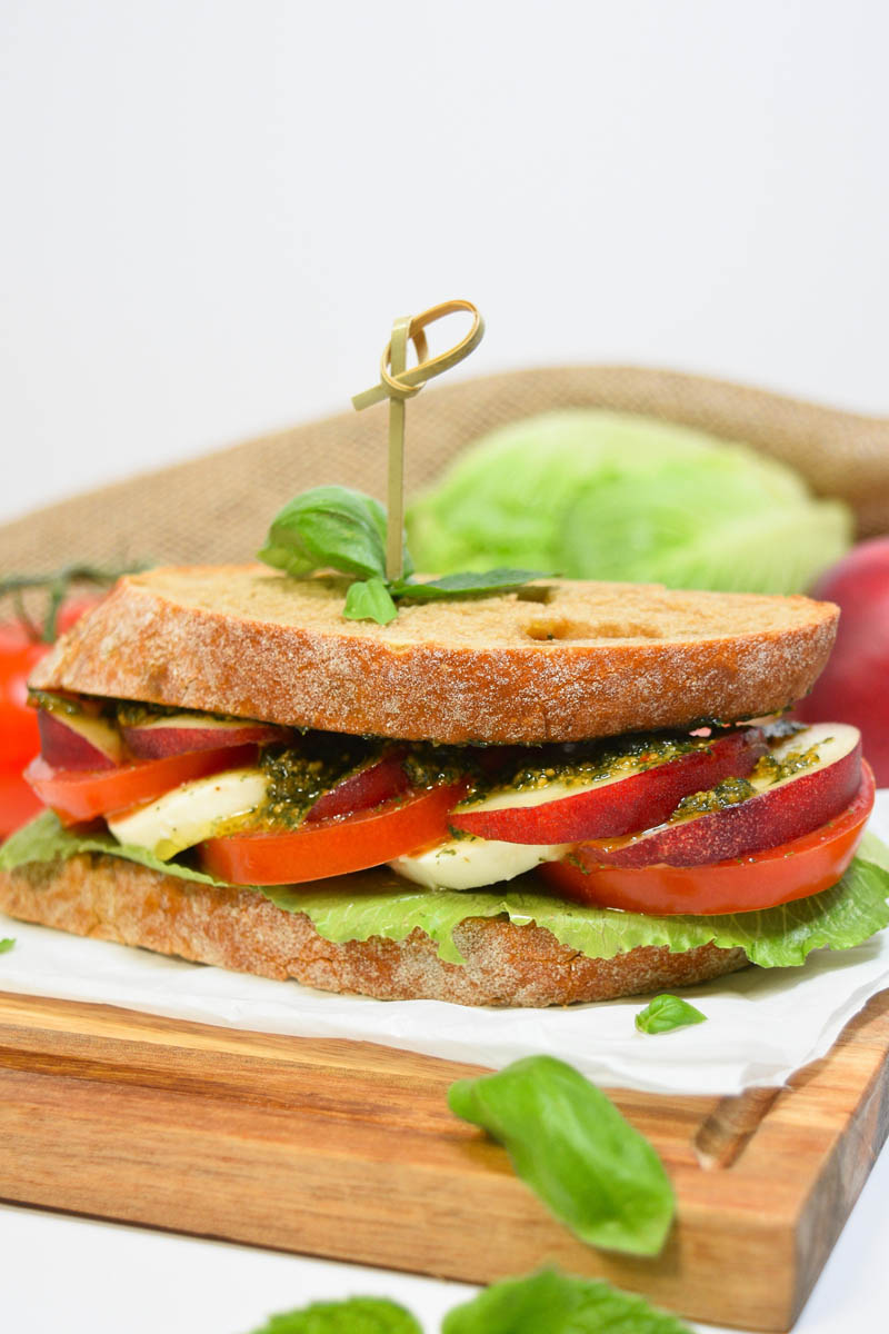 Caprese Sandwich mit aromatischem Pesto-Zwischenmahlzeit-ballesworld