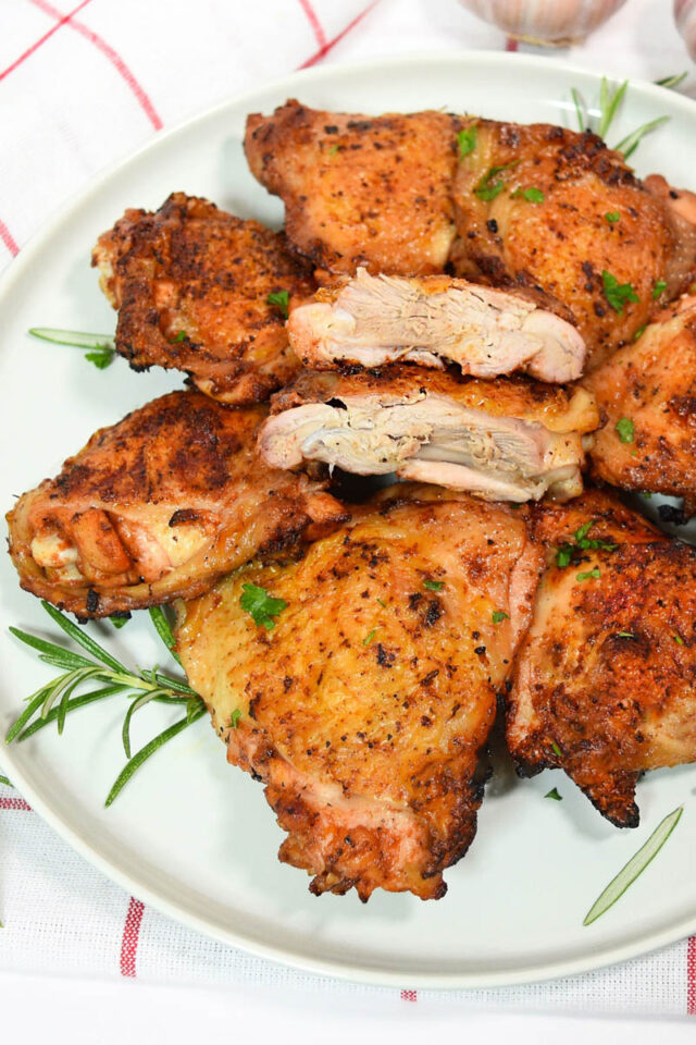 Gegrillte Hähnchenkeulen mit Zitrusnote