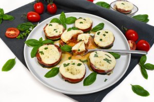Gegrillte Zucchini mit Tomaten und Mozzarella-Anrichten-ballesworld