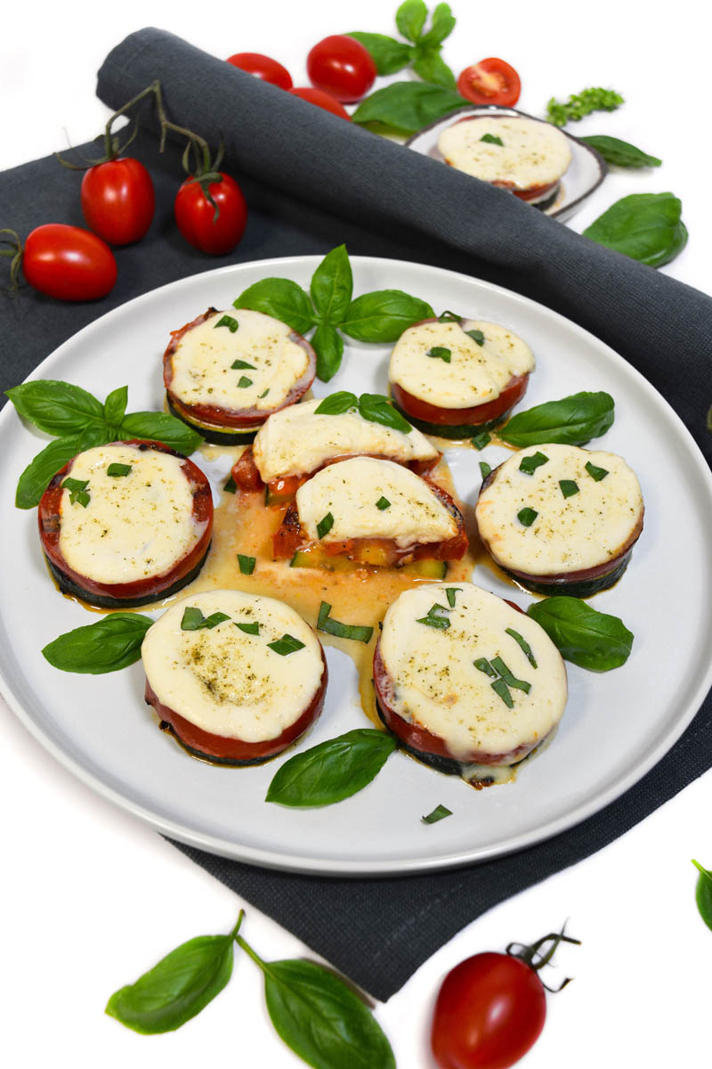 Gegrillte Zucchini mit Tomaten und Mozzarella-Beilage-ballesworld