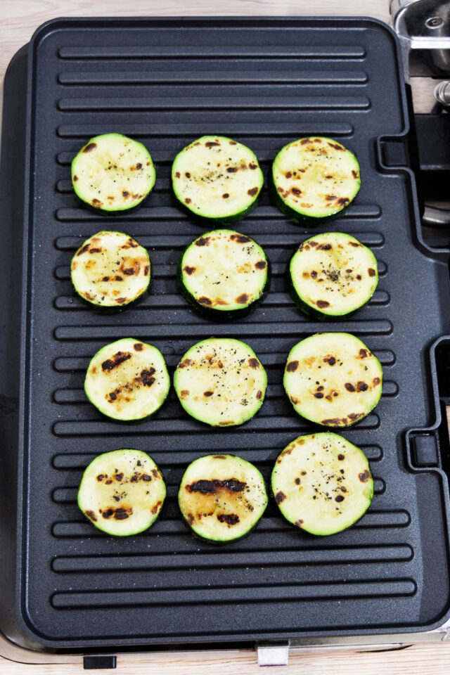 Gegrillte Zucchini mit Tomaten und Mozzarella - BallesWorld