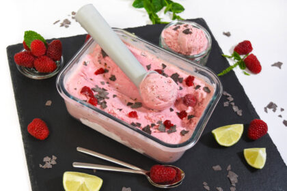 Himbeer-Quark-Eis mit Schokoraspeln-Rezept-ballesworld