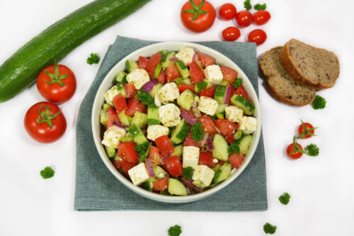 Tomaten-Gurken Salat mit Feta-Anrichten-ballesworld