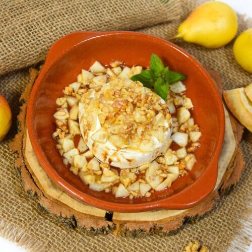 Gebackener Camembert mit Birnen-Honig-Walnuss-Topping
