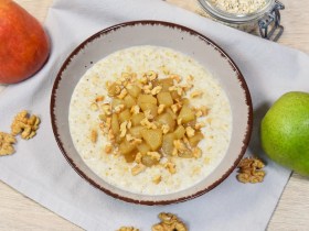 Porridge mit Birnenkompott-Gesundes Frühstück-ballesworld