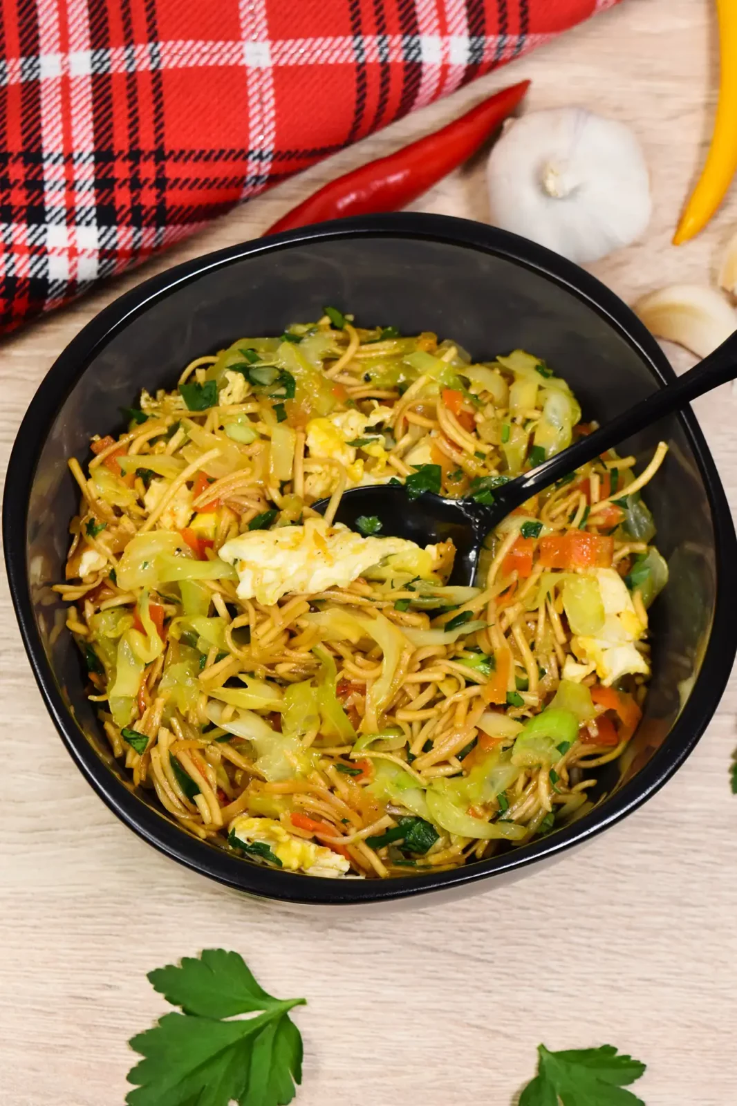 Bratnudeln mit Spitzkohl und Möhren - Asiatische Genüsse