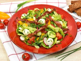 Bunter Salat mit knusprigem Speck-Rezept-ballesworld