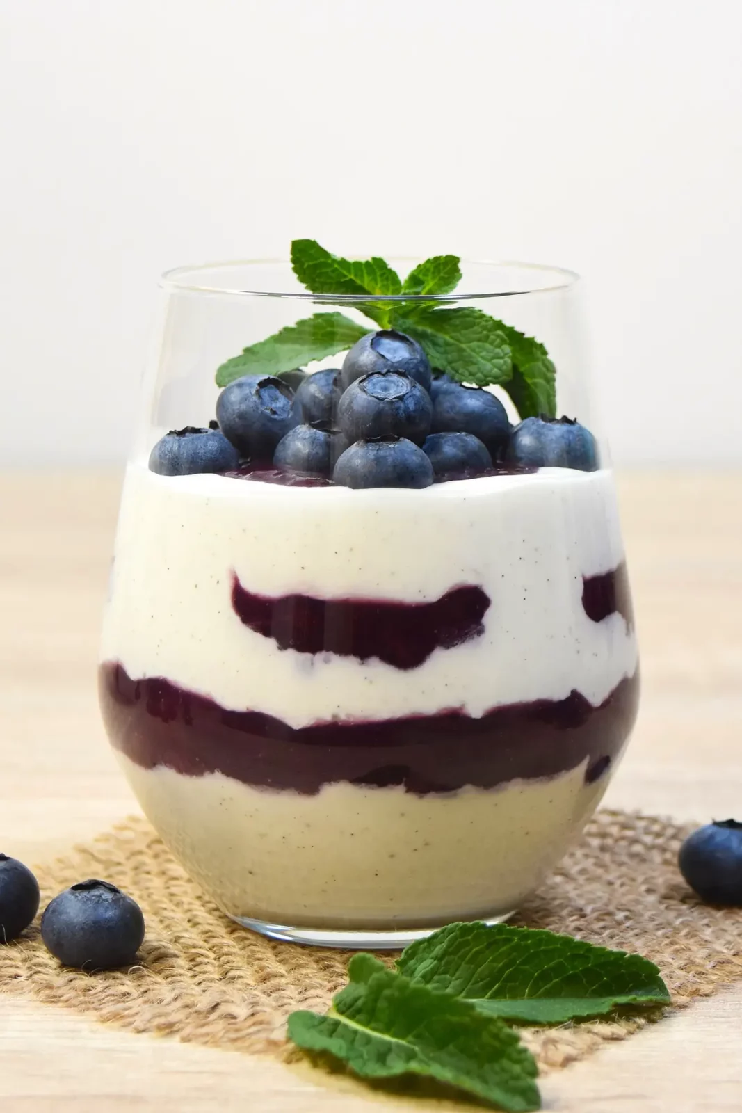 Quark-Sahne-Creme mit Heidelbeerkompott Quark-Sahne-Creme mit Heidelbeerkompott