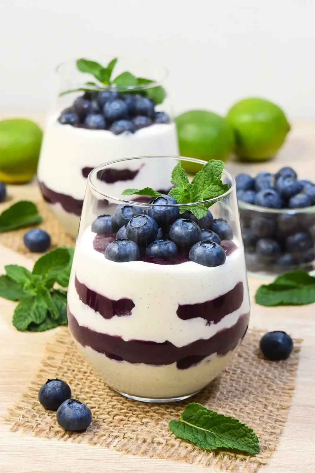 Quark-Sahne-Creme mit Heidelbeerkompott Quark-Sahne-Creme mit Heidelbeerkompott