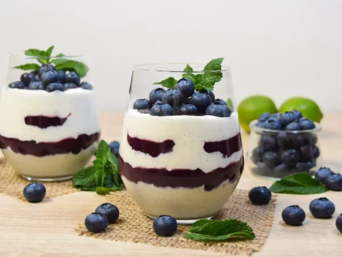 Quark-Sahne-Creme mit Heidelbeerkompott
