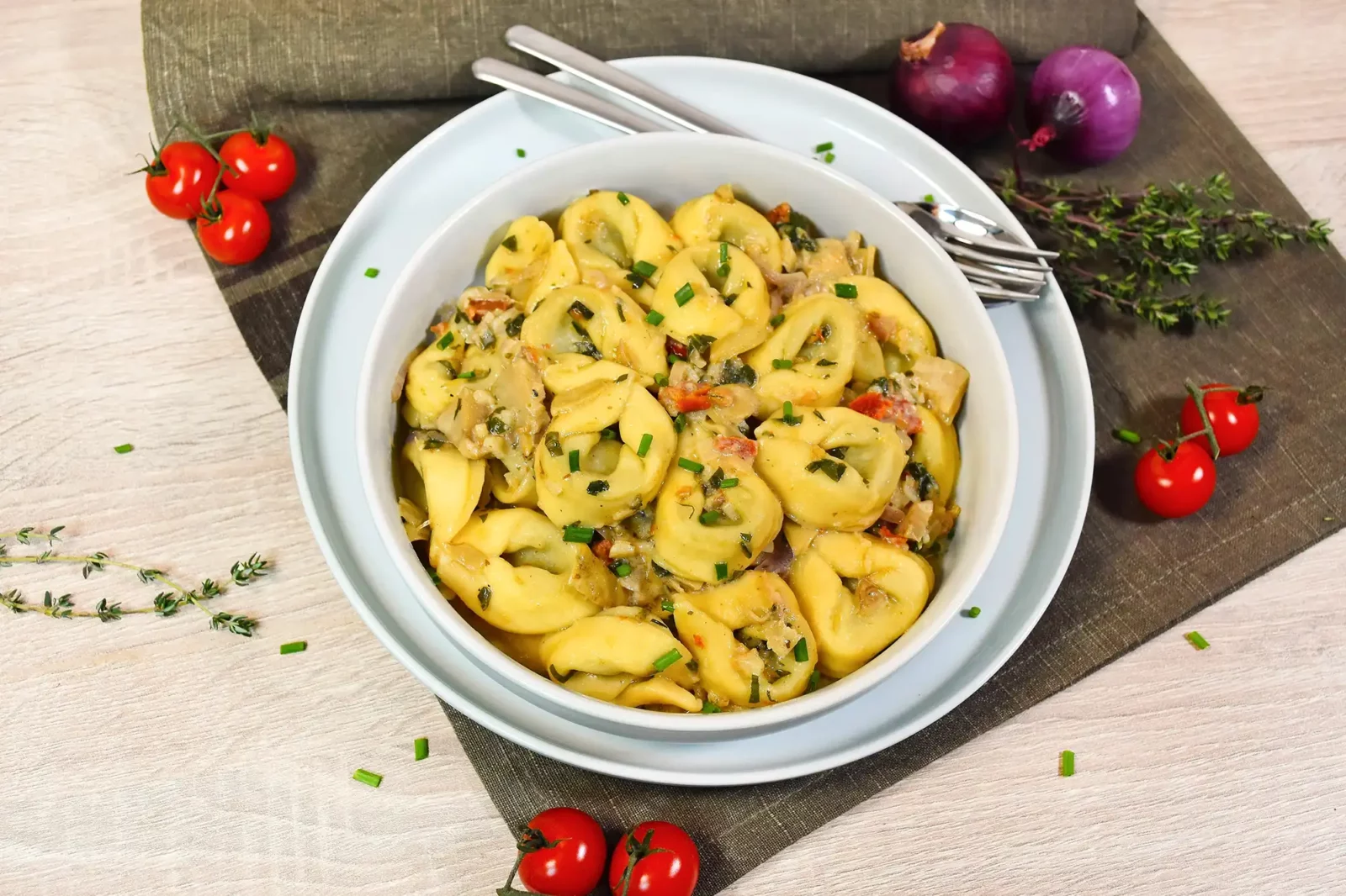 Tortelloni mit Artischocken und Tomaten