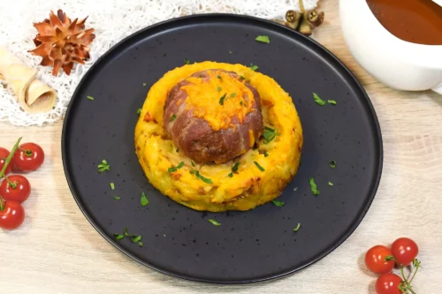 Hackbraten mit Ei im Kartoffelnest-Anrichten-ballesworld