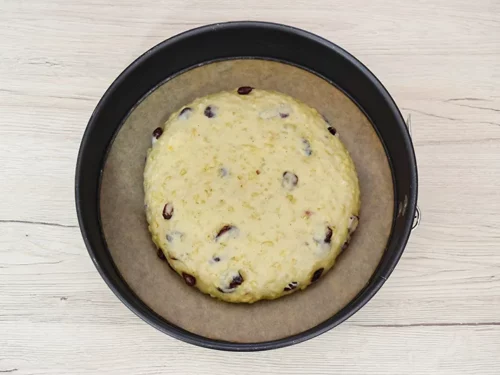 Osterbrot mit Cranberrys und Mandeln