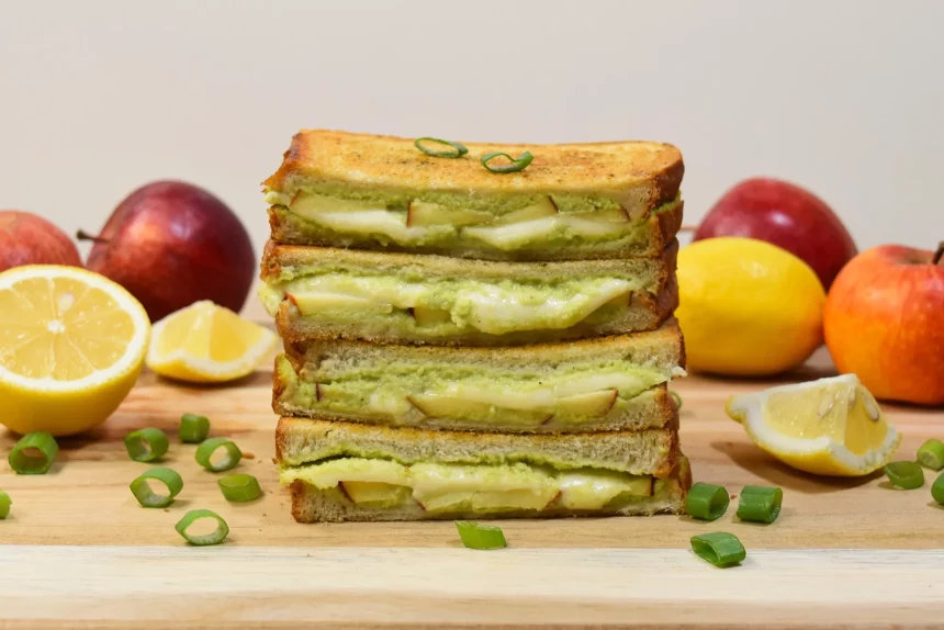 Toast-Sandwich mit Mozzarella, Apfel und Avocado-Rezept-ballesworld